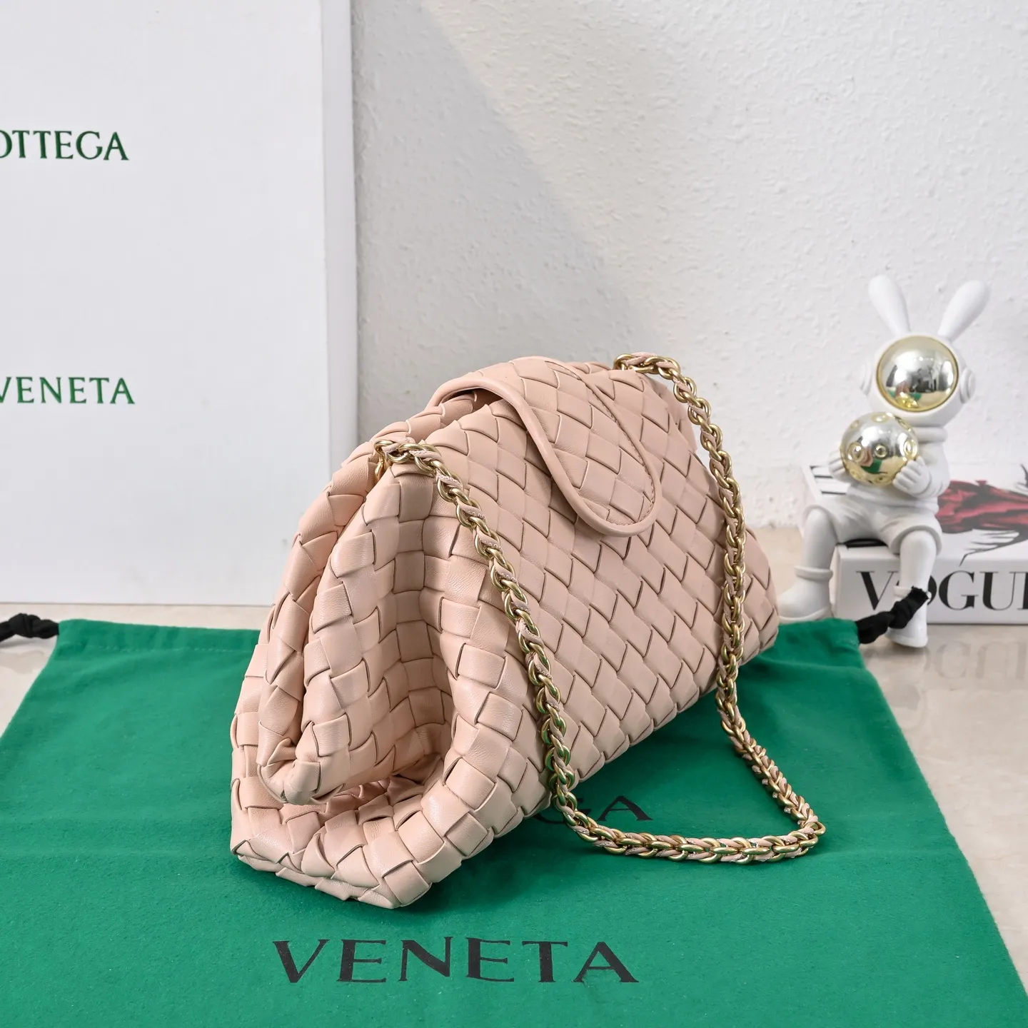 Batch 2260 Bitters Venetia 2024 summer series brings Lauren 1980 handbags back to the public eye. The design of the bag is inspired by ancient Roman architecture. It uses the brand's iconic Intrecciato lambskin woven bag body with a hard frame. No logo can be seen on the whole bag. It is equipped with a leather woven metal chain. When using it as a clutch, just put the chain directly in the bag ~ showing an elegant and timeless style. Decades later, when Lauren Hutton once again walked on the Bottega Venetia spring and summer show with this bag, the charm of the year still remains intact despite the passage of time. Size: 31.5*16.5*11 Style No.: 5807